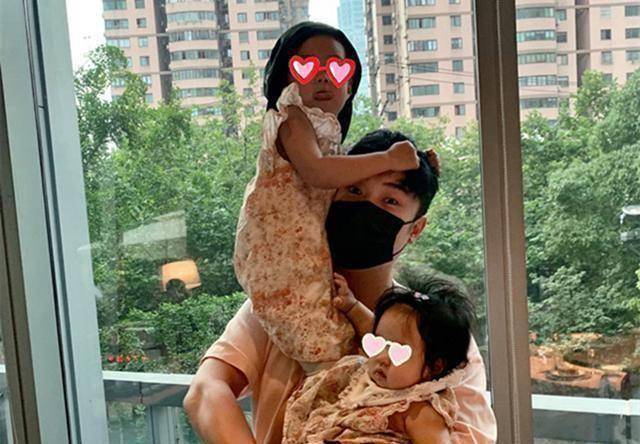 陈赫女儿露正脸跟爸爸互动火了网友确实是翻版小陈赫