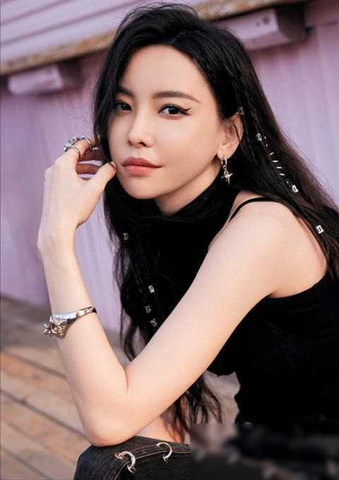 原创于文文演唱会穿紧身裤被质疑私处轮廓可见心脏的人看什么都脏