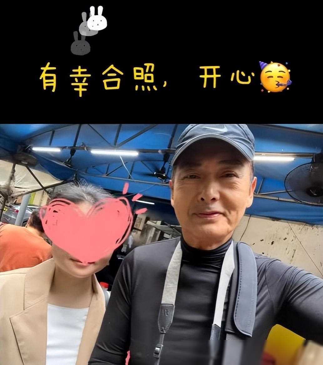 原创68岁周润发苍蝇小馆用餐完拍照拍到忘我一屁股坐别人车尾