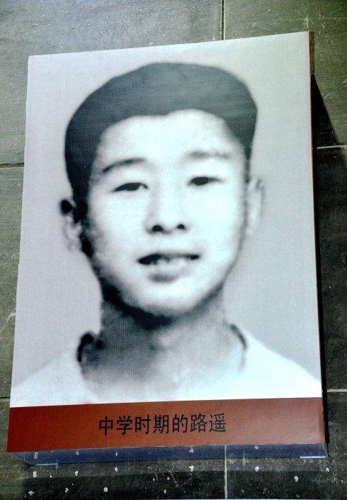 可事实上却并不是这样简单,我们不妨从路遥年轻的时候开始谈及.