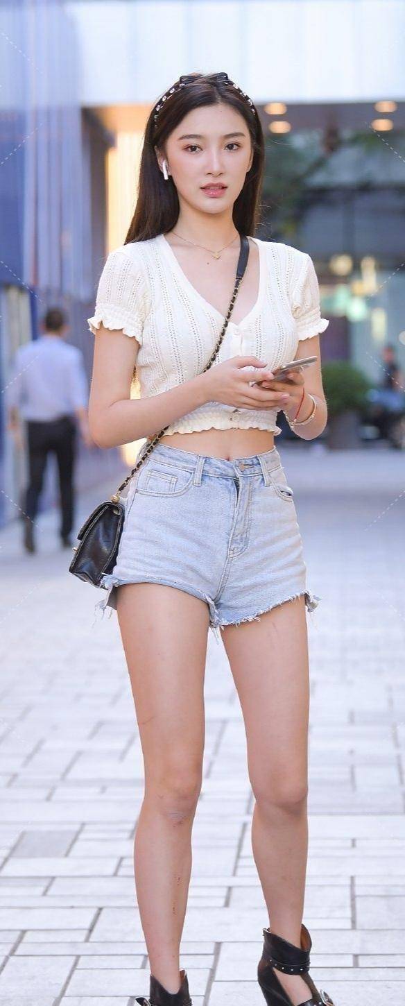 穿上塑造身形的打底裤显得腰细腿长搭配轻松