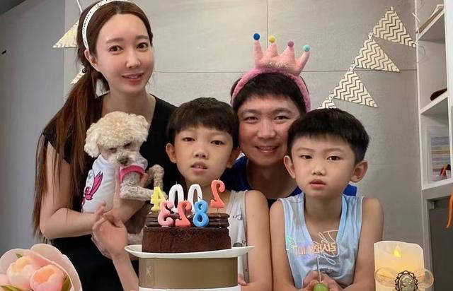 原创柳承敏晒出全家四口幸福合影妻子颜值惊艳如少女穿粉裙突显身材