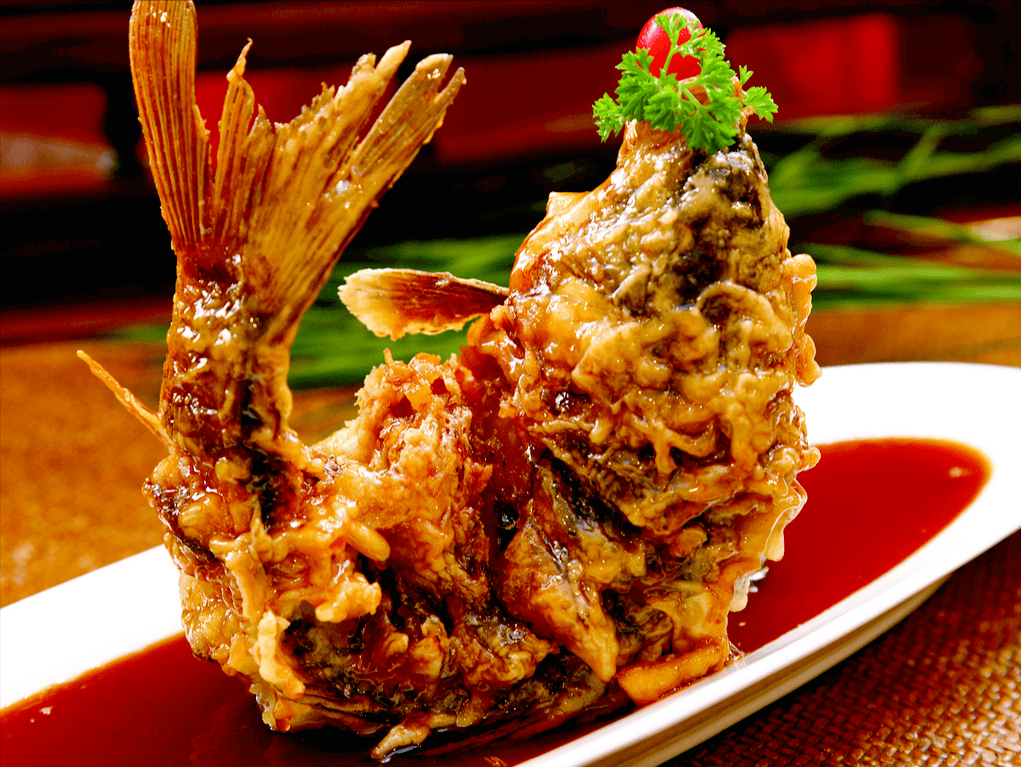 糖醋黄河鲤鱼:鱼肉鲜嫩,糖醋口味适中,深受食客喜爱.