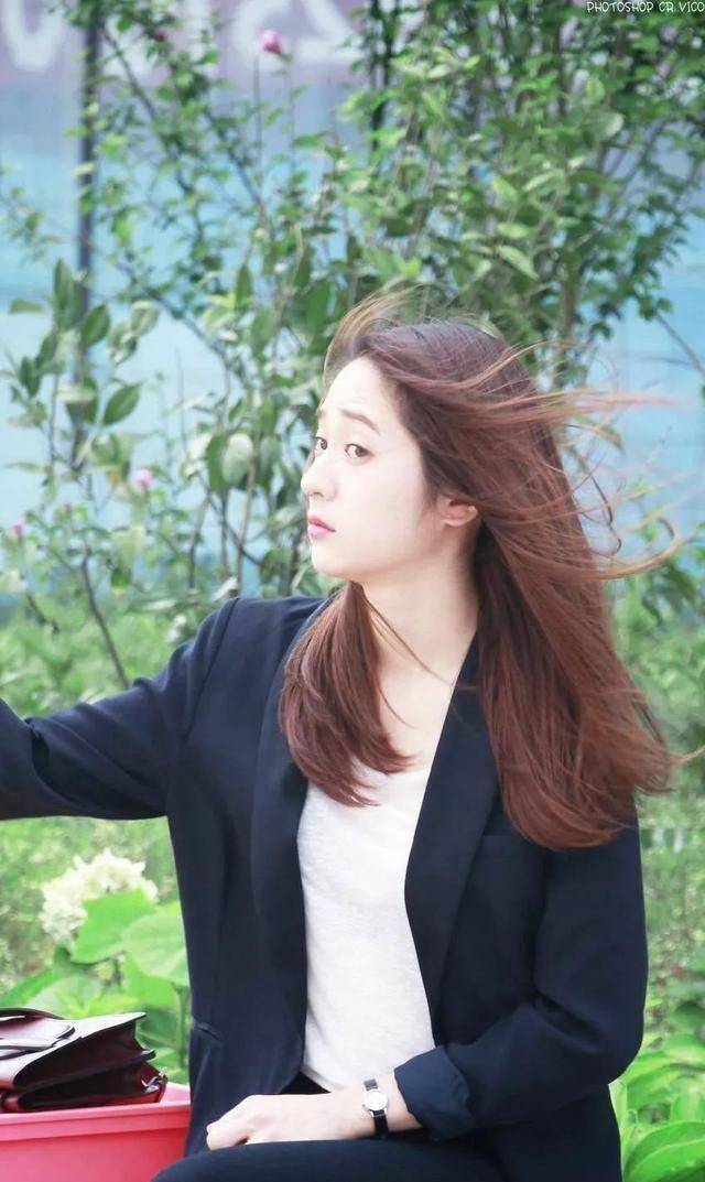 然而我们20多岁的小姑娘郑秀晶的pick呢…却是不要少女不要粉红色