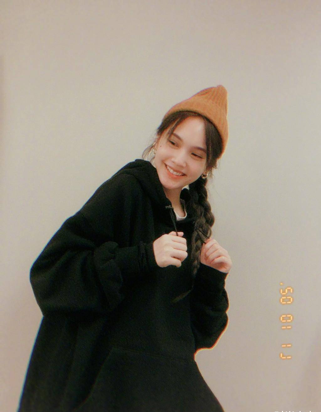 杨丞琳晒素颜健身照穿撞色t恤衫配高马尾脸颊微红美回18岁