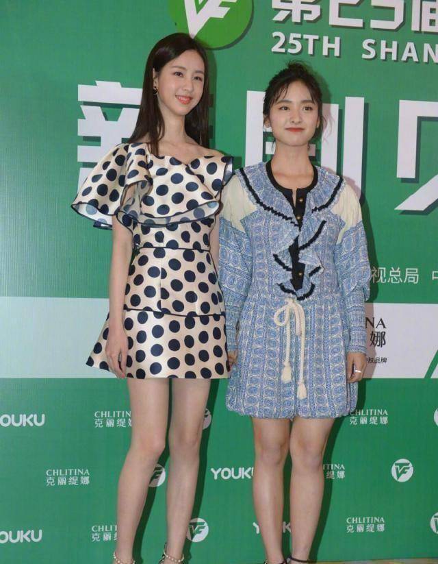 原创陈都灵沈月再合体同穿白t阔腿裤沈月脸大真的太吃亏