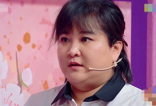 同样是下蹲沈腾直接做到半蹲有谁注意贾玲暴露身材缺点