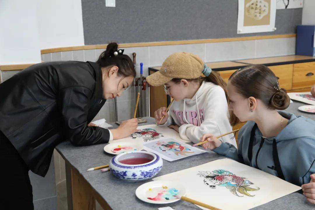 俄罗斯伊尔库茨克艺术团师生走进北京市大兴区第一中学_中国_大兴一中