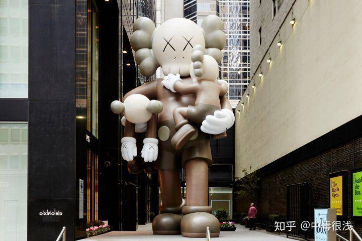 kim jone 在自己 dior 首秀中与kaws合作,由 baby dior 和 kaws 联名