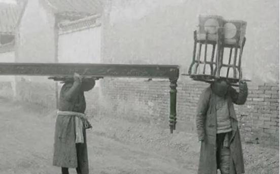 让逝者安息,走得体体面面,风风光光,所以好多地方丧事办得特别隆重