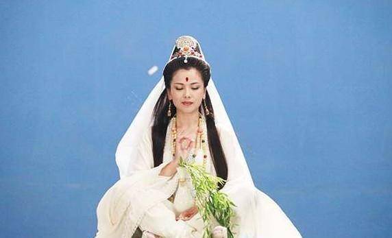 你看他身边跟着的是什么人_袈裟_孙悟空_唐僧