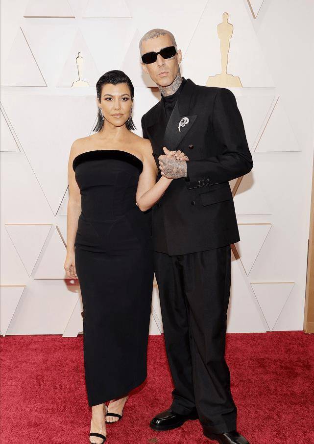 金姐的奥斯卡红毯造型造型特点:抹胸黑色连衣裙;湿发型靳姐和未婚夫第