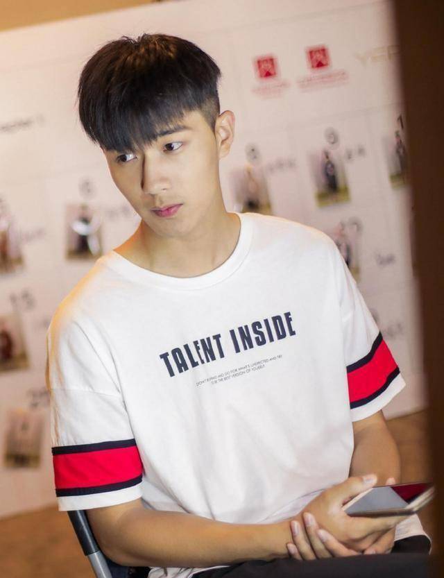 大长腿明星脸这位帅气的95后男模被说成是小李现我笑了
