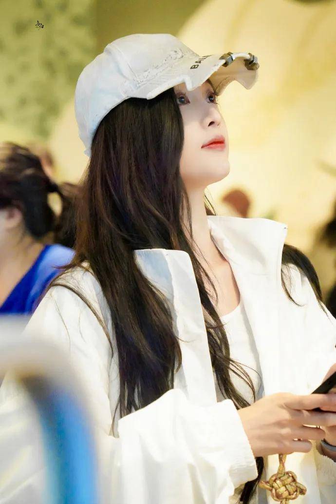 吴宣仪是一位中国内地流行乐女歌手,演员.