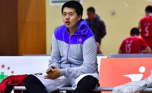 15岁2米05,身材肥胖不见半点追风少年影子_王熙麟_父亲_王治郅