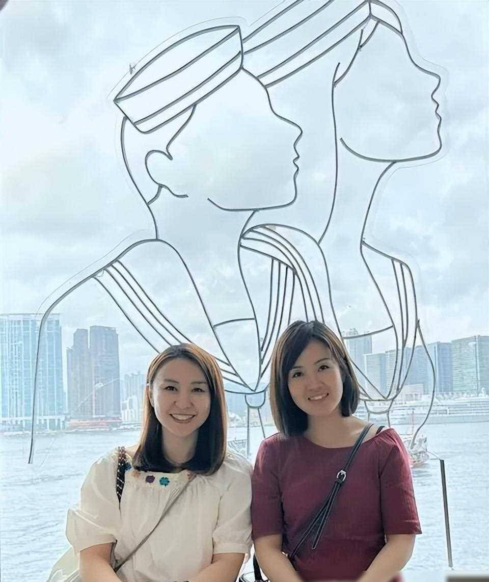 原创39岁前女主播离巢十年重返tvb老公背景强大曾是英超球队高层