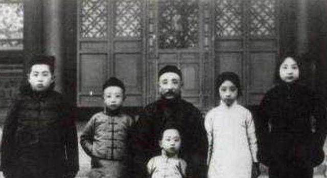 (图片介绍:张作霖和其子女等)张学思却连连摇头说:"不!