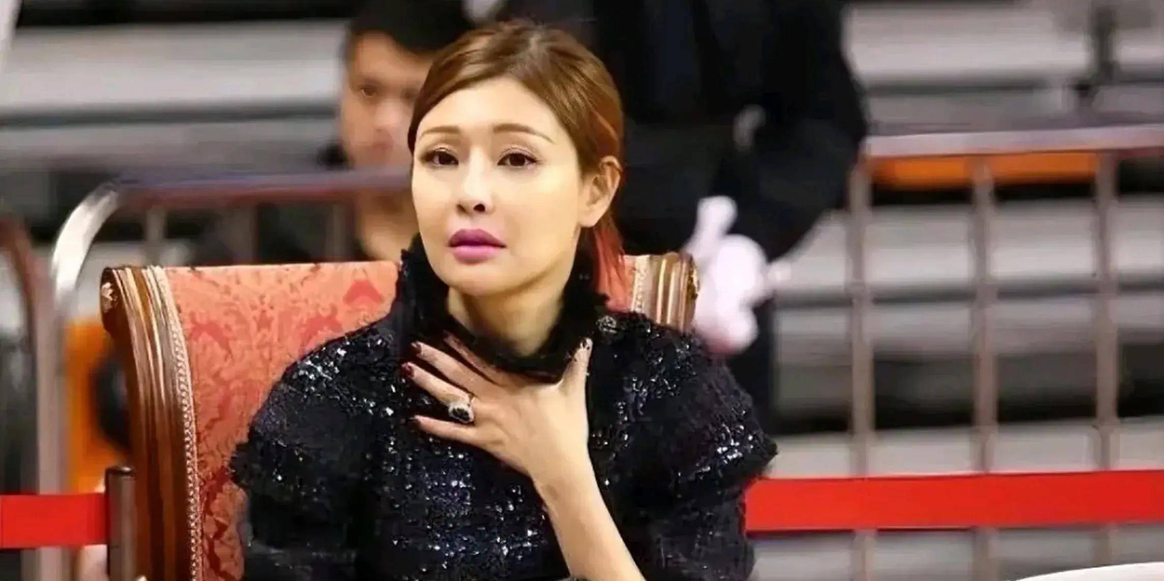 而且,相信很多前往宏远主场观赛的球迷,对老板娘吴迪,都不会陌生.