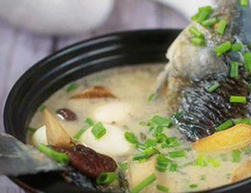 炖鲫鱼汤时有人焯水有人直接炖都不对这才是鱼汤的正确做法