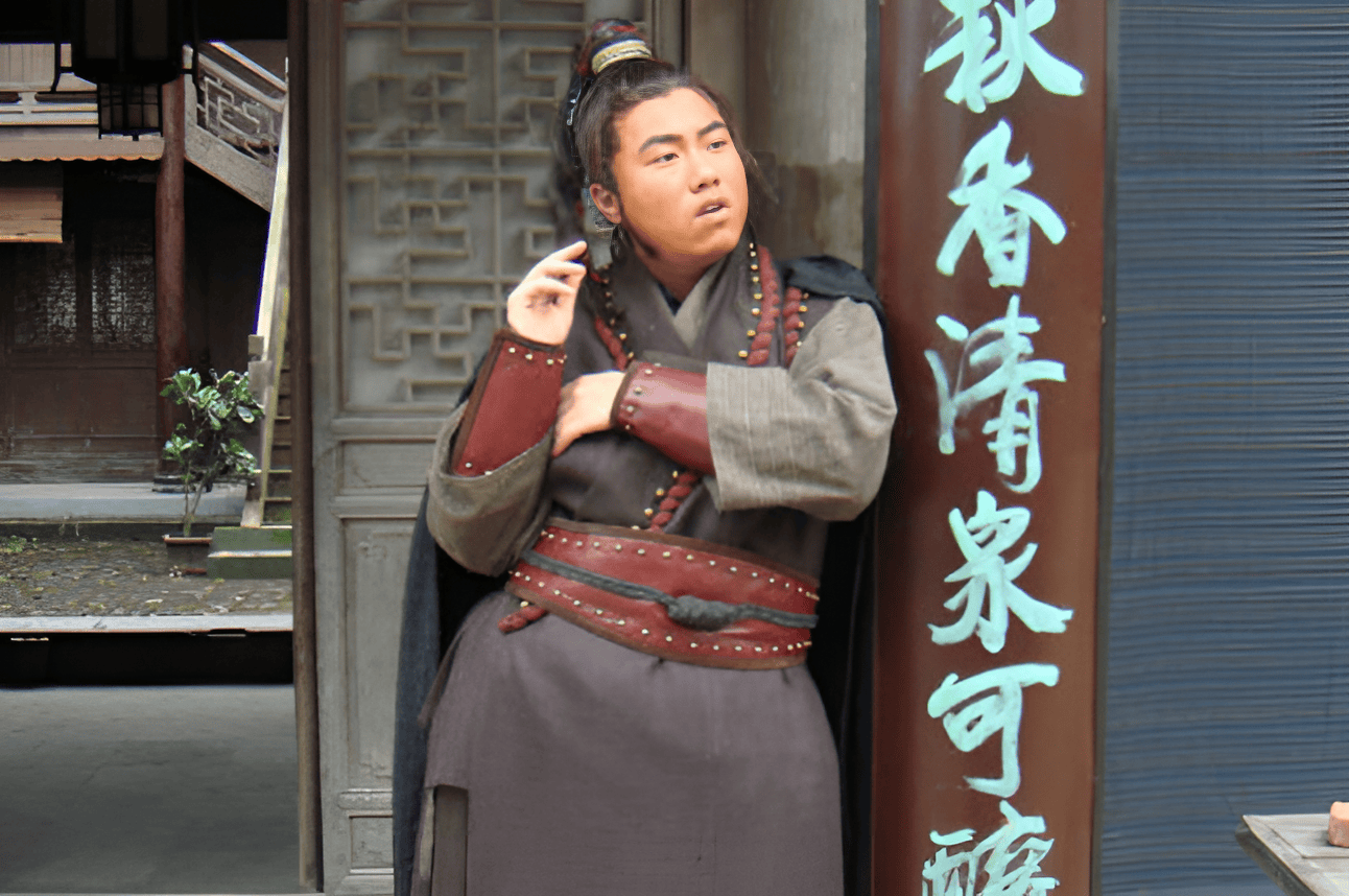 好比穆弘,他在宋江的抬举之下排在聚义厅的第二十四位,还担任马军八