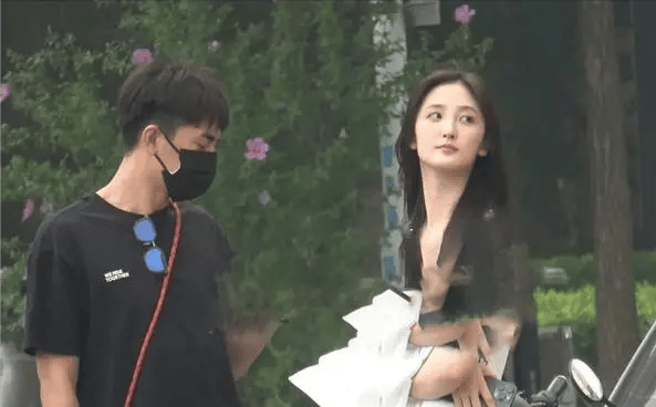 赵丽颖何炅嘴对嘴亲吻照被扒出场面咋舌知情人称并非隔着玻璃