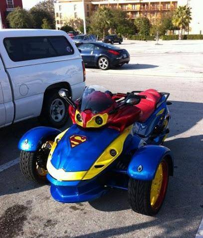 因为小时候的超人情节,霍华德用超人油漆定制了一辆三轮摩托车.