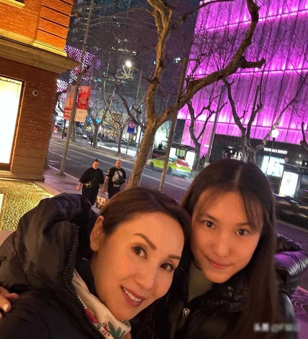 林文龙郭可盈带女儿去上海旅游一家三口晒全家福打卡新晋景点