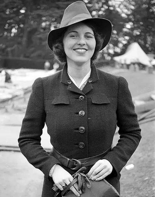 肯尼迪家千金,出生即被隐藏20年,后被父亲骗上手术台,彻底变傻_罗丝