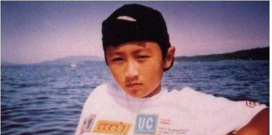 原创刘德华怎么也想不到当年随口亲的婴儿居然差点把他踢下神坛