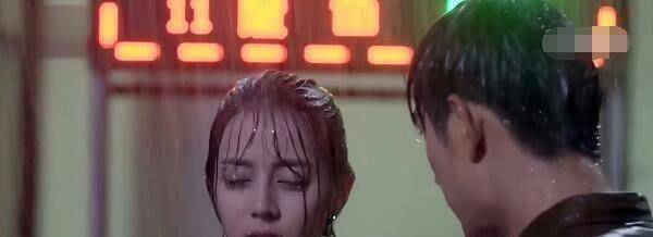 迪丽热巴也在《麻辣变形计》中参加了罚站淋雨的拍摄,湿透了全身衣物