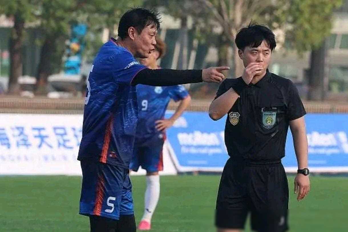 此外,辽宁铁人内部的股权关系复杂,范志毅可能也不愿卷入中国足球的