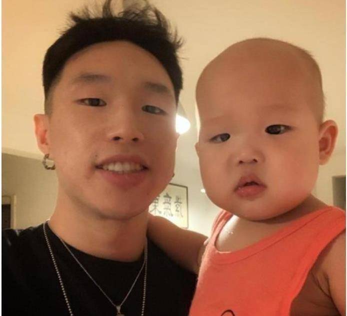 没有两个人,一个是郭德纲大师,一个是他的父亲.