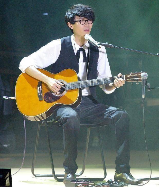 当那些经常戴眼镜的明星摘下眼镜网友纷纷直呼这差别太大了吧