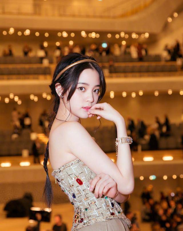 原创欧阳娜娜春游照亮了大提琴家高贵优雅夜色时尚气质佳