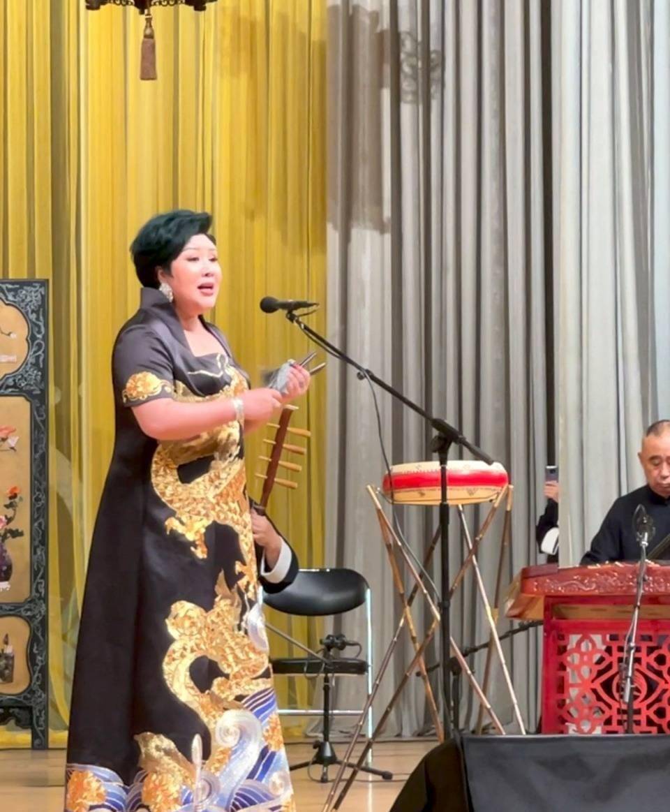 德云社王惠穿龙袍上台引争议鼓曲演员穿这身衣服合适么