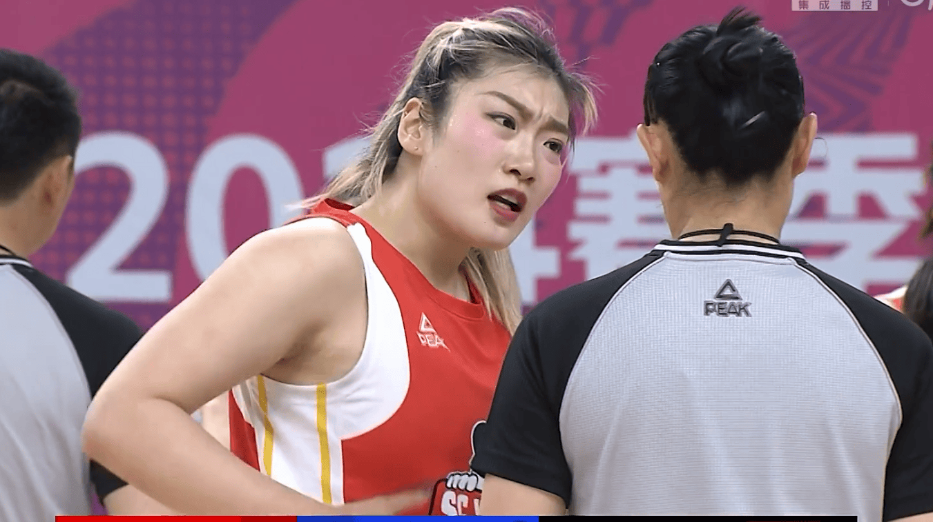 15中5肘击对手后脑不道歉,韩旭王思雨爆发救了她_动作_wcba_cba