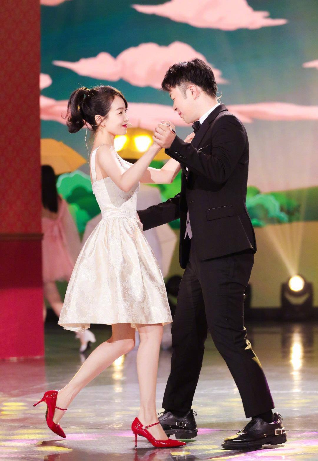 和海涛共舞的图片非常有cp感,怪不得都说宋茜是衣服架子,不论是什么