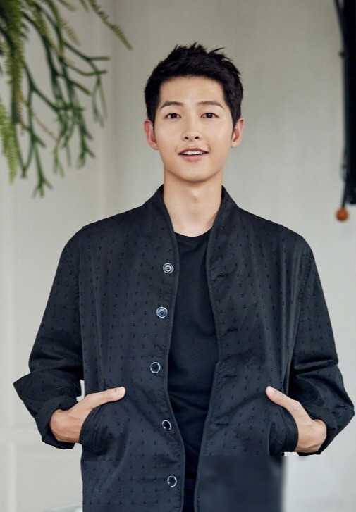 宋仲基携妻儿日本度假,凯蒂衣服皱皱巴巴,脚踝瘦成皮包骨