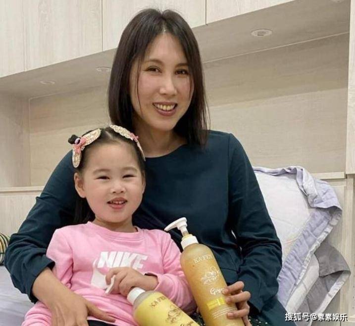 原创余苑绮41岁冥诞74岁母亲到墓地抱骨灰坛哭泣手捧遗物不愿离开