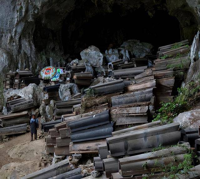 原创贵州守棺人白天工地搬砖晚上拿300月薪守着567具棺材入睡