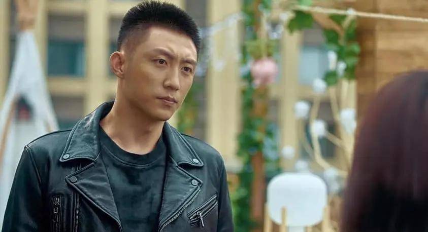 依然出演军人,却少了清爽的感觉胖了,也油腻了景甜,全身上下都非常