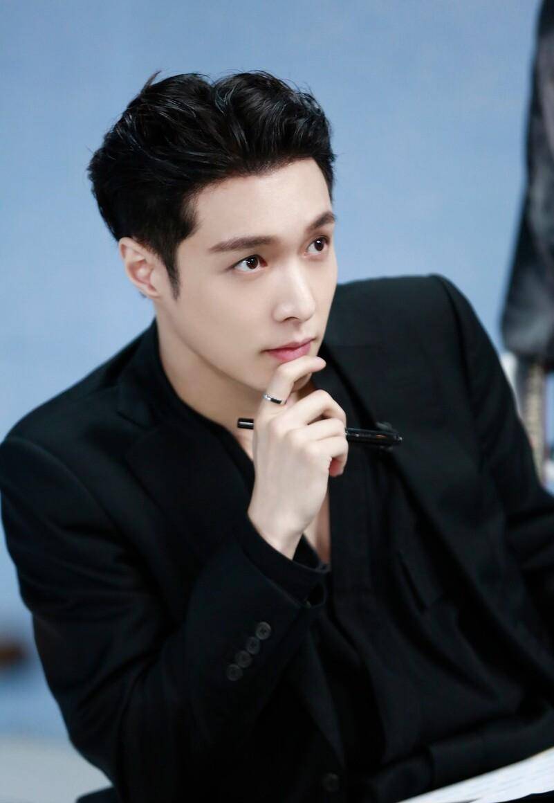 不知道自己年龄,不会算数,明星们请不要拿无知当可爱_张艺兴_观众_包