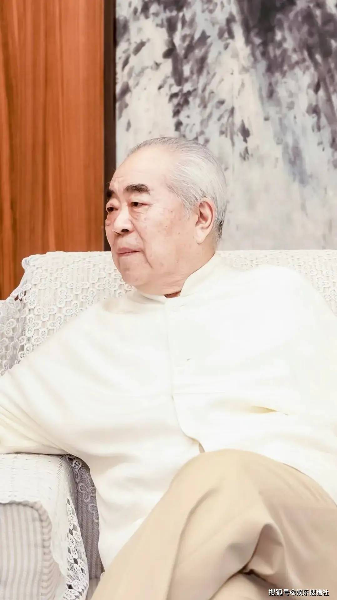 范曾宣布婚讯,两人相差50岁,现任妻子曾是著名模特_徐萌_老先生_楠莉