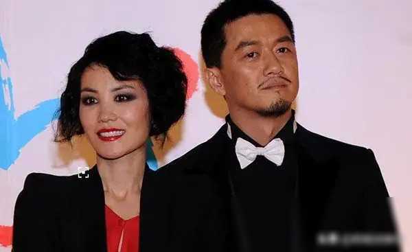 53岁李亚鹏直播拒谈前妻王菲离婚体面不提他人姓名