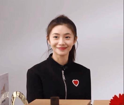 原创新谋女郎获年度最具潜力演员穿小黑裙拿红花笑靥如花像章子怡