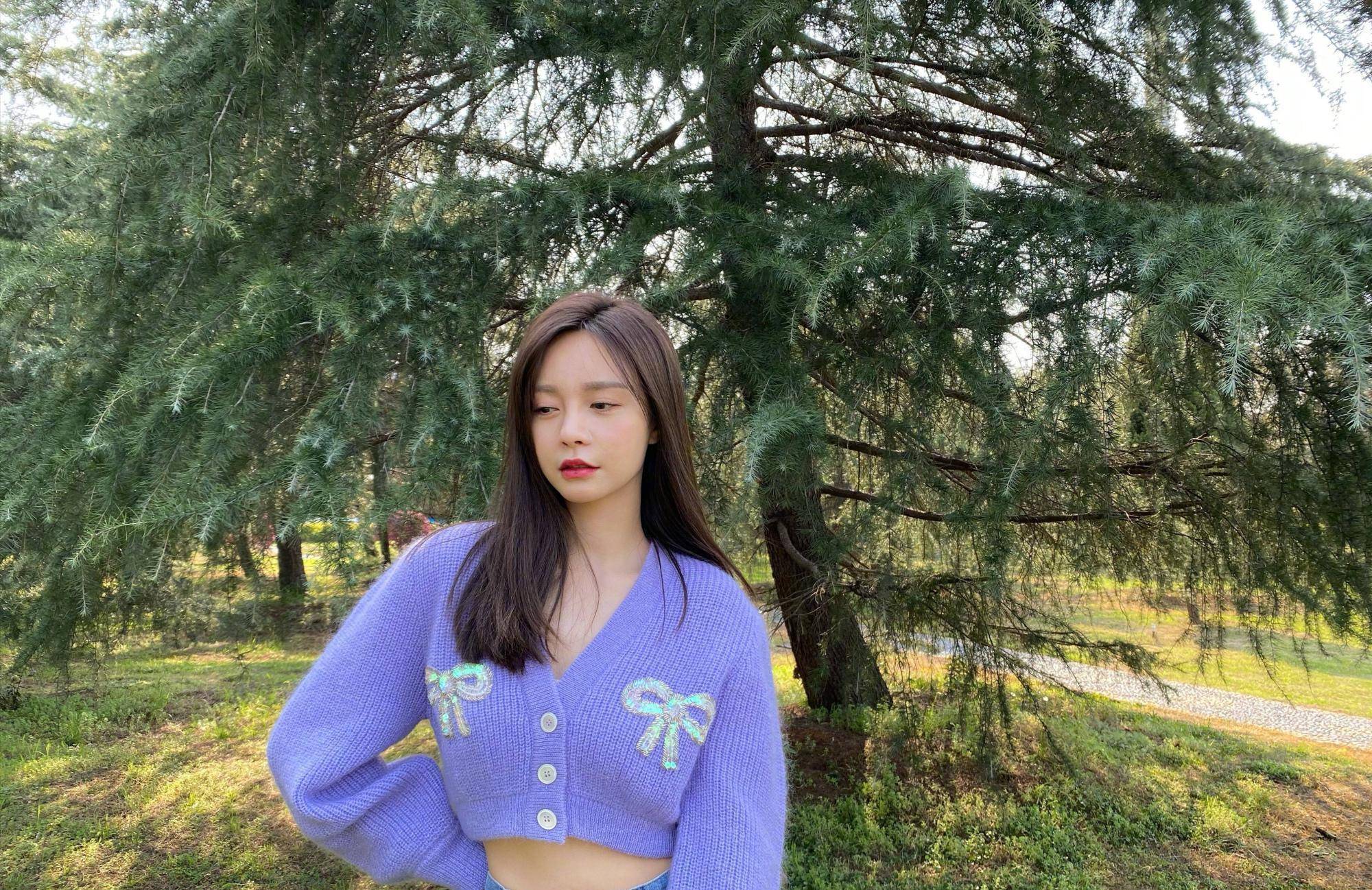 原创沈梦辰晒春游照薰衣草紫针织衫搭牛仔裤清新甜美30岁像18岁