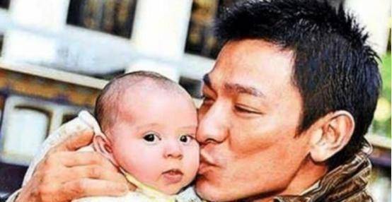当初刘德华吻过的婴儿已长大成为国际巨星一直视刘德华为偶像