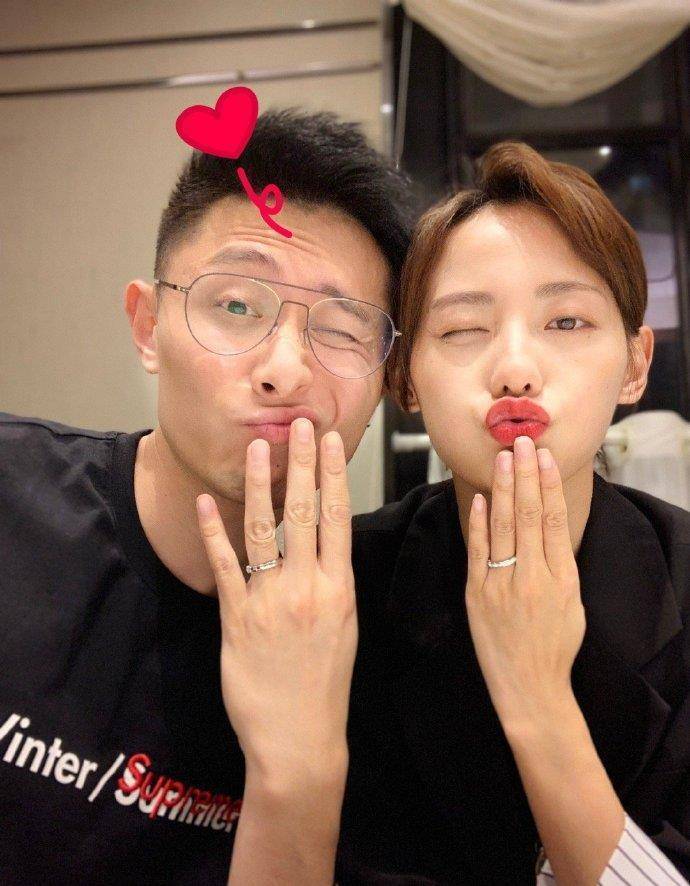 原创张嘉倪第一次做直播买超夸老婆谁让你这么美