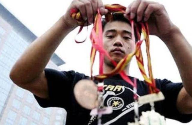 体操冠军张尚武退役后卖艺为生百元贱卖金牌因盗窃多次入狱