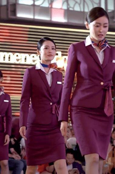 李沁和张天爱同穿空姐服走路扭胯那一刻谁身材更好一目了然